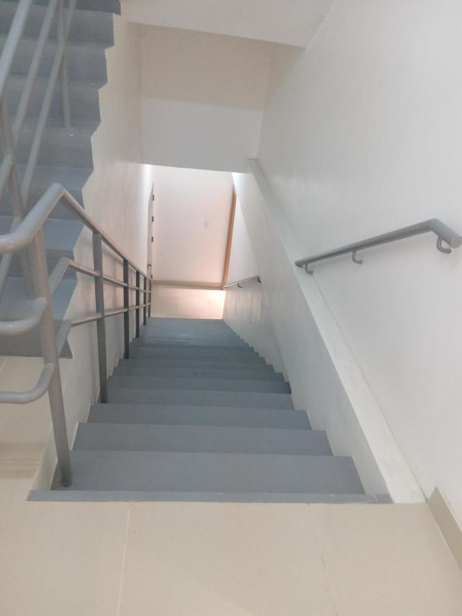Lovely 2-br W/balcony In Sm-sucat, Paranaque Apartment *