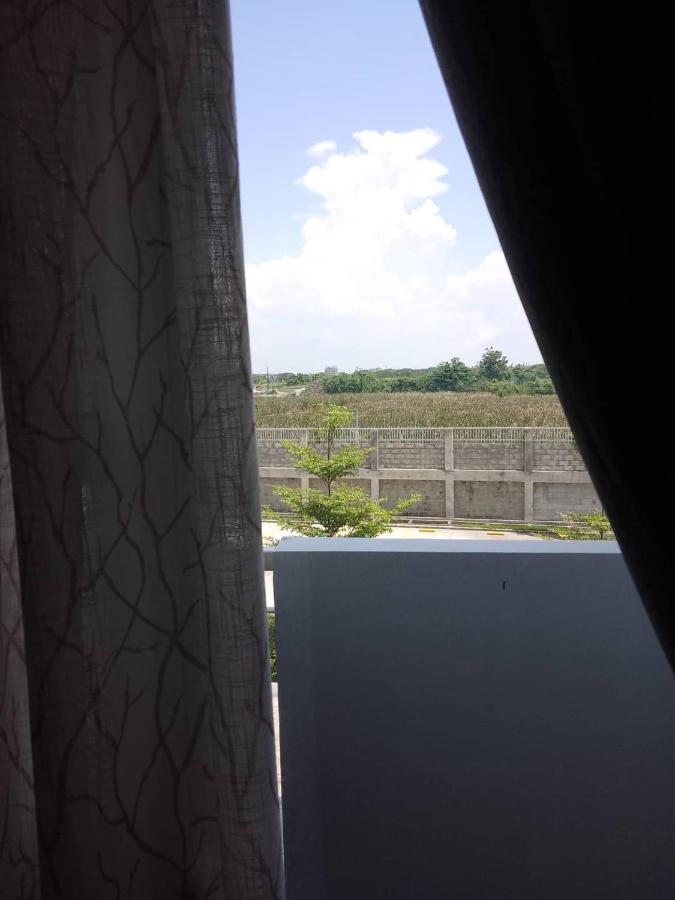 Apartment Lovely 2-br W/balcony In Sm-sucat, Paranaque *