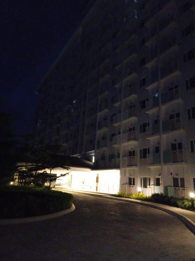 Lovely 2-br W/balcony In Sm-sucat, Paranaque *