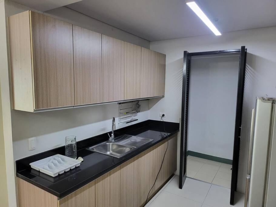 Luxury @ Bgc Sleeps 6 Comfortably Fast Wifi Pool! * Manila