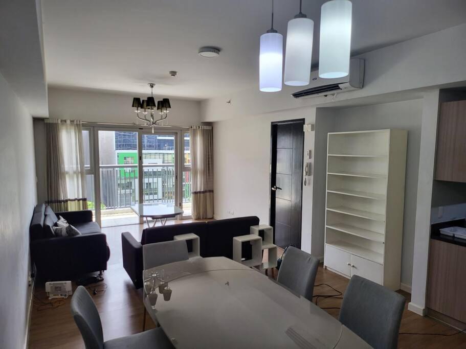 Luxury @ Bgc Sleeps 6 Comfortably Fast Wifi Pool! Apartamento Manila