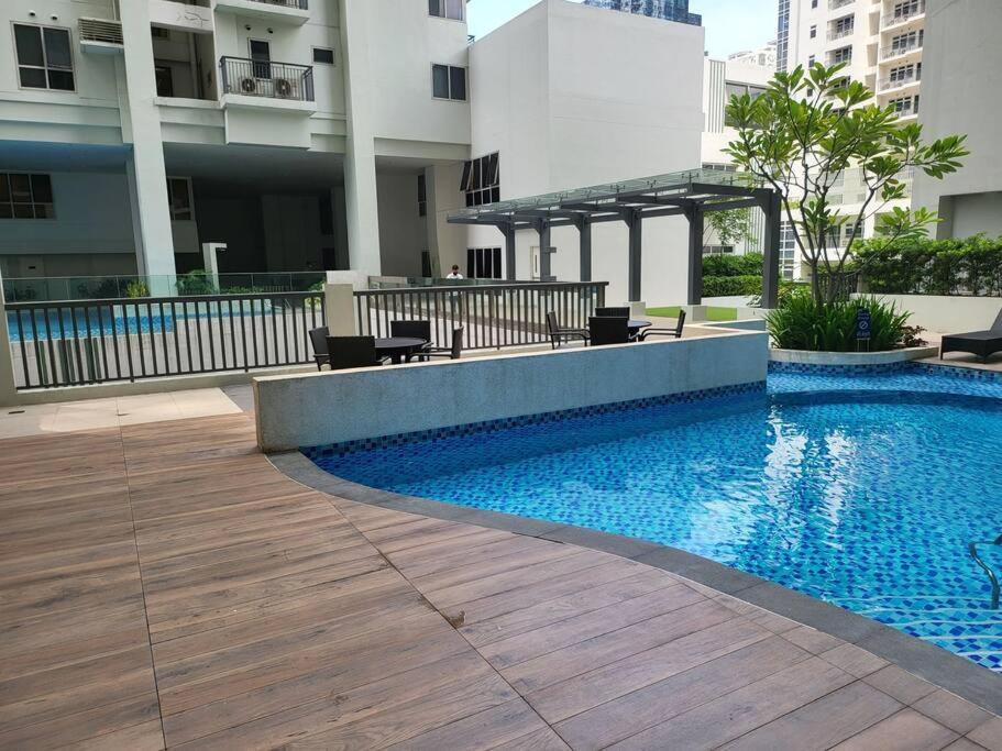 Apartamento Luxury @ Bgc Sleeps 6 Comfortably Fast Wifi Pool!