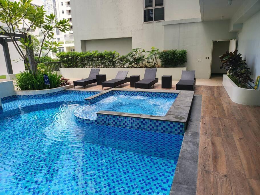 Luxury @ Bgc Sleeps 6 Comfortably Fast Wifi Pool! Apartamento Manila