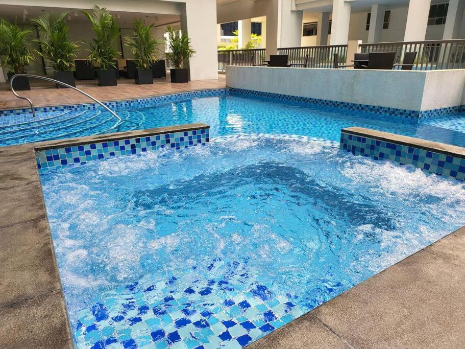 Luxury @ Bgc Sleeps 6 Comfortably Fast Wifi Pool! * Manila