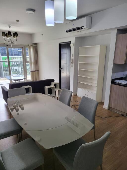 Apartamento Luxury @ Bgc Sleeps 6 Comfortably Fast Wifi Pool!