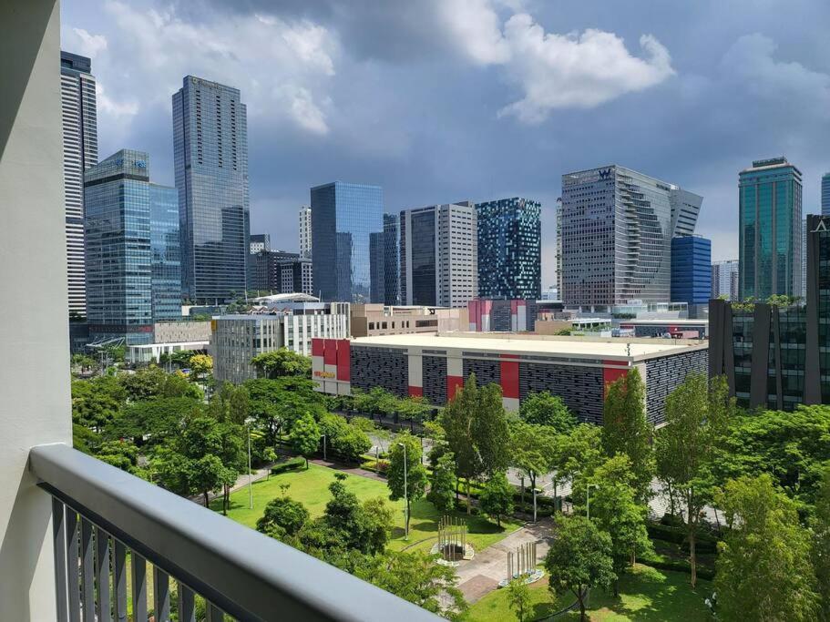 Luxury @ Bgc Sleeps 6 Comfortably Fast Wifi Pool!