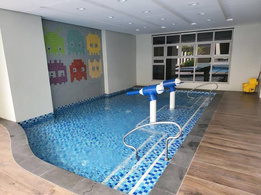 Luxury @ Bgc Sleeps 6 Comfortably Fast Wifi Pool! * Manila