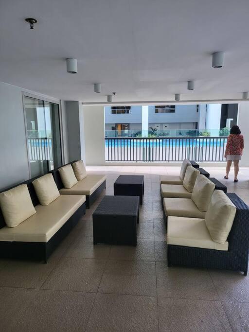 Luxury @ Bgc Sleeps 6 Comfortably Fast Wifi Pool!