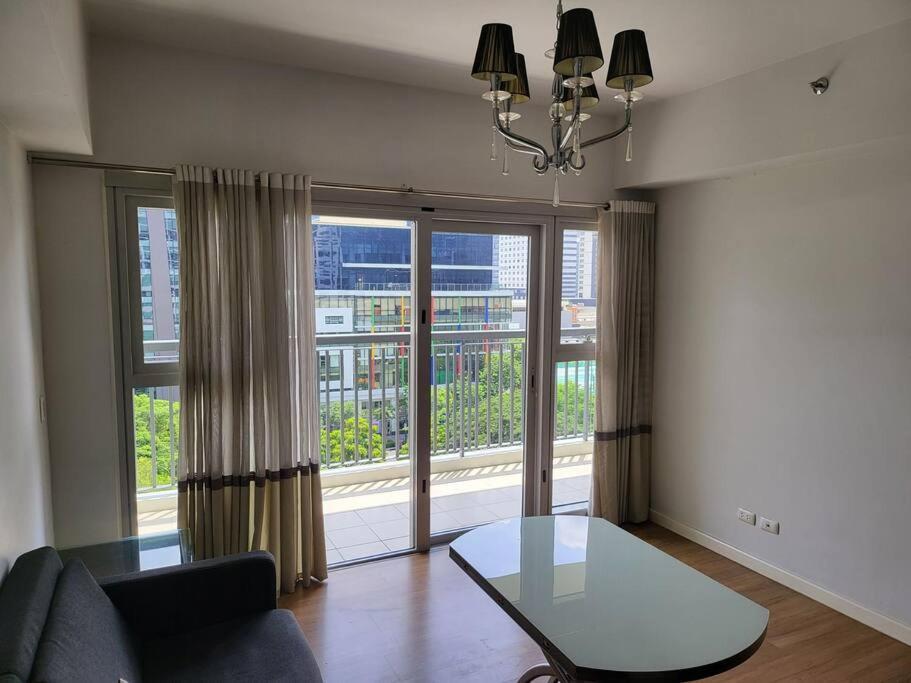 Luxury @ Bgc Sleeps 6 Comfortably Fast Wifi Pool! Apartamento Manila