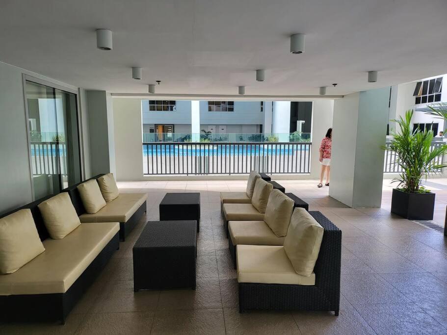 Luxury @ Bgc Sleeps 6 Comfortably Fast Wifi Pool! *