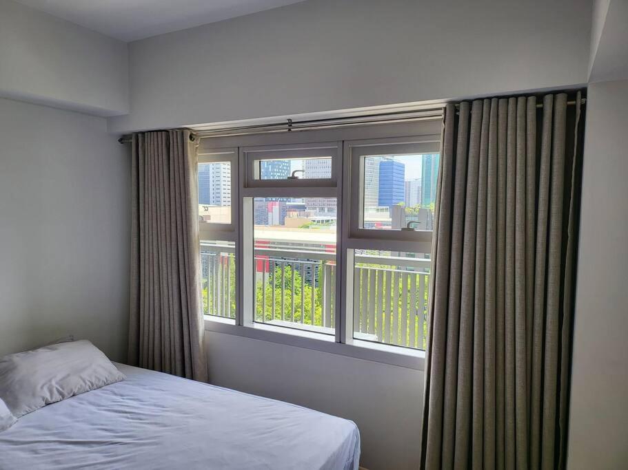 Luxury @ Bgc Sleeps 6 Comfortably Fast Wifi Pool!