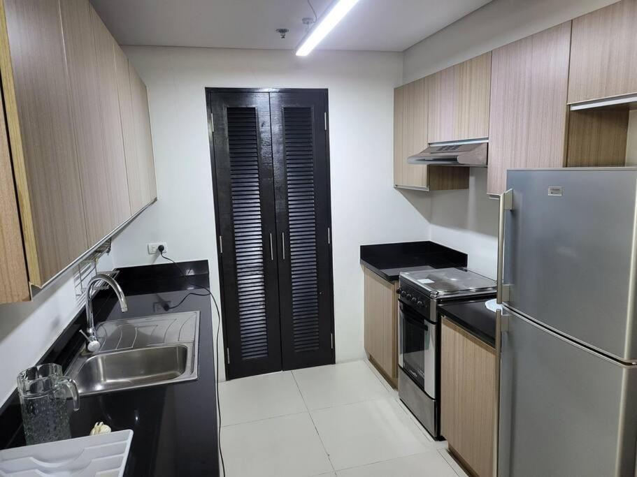 Luxury @ Bgc Sleeps 6 Comfortably Fast Wifi Pool!
