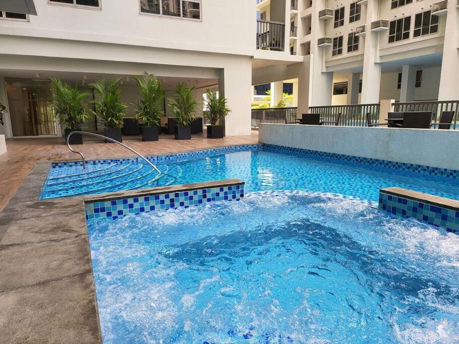 Luxury @ Bgc Sleeps 6 Comfortably Fast Wifi Pool! Apartamento *