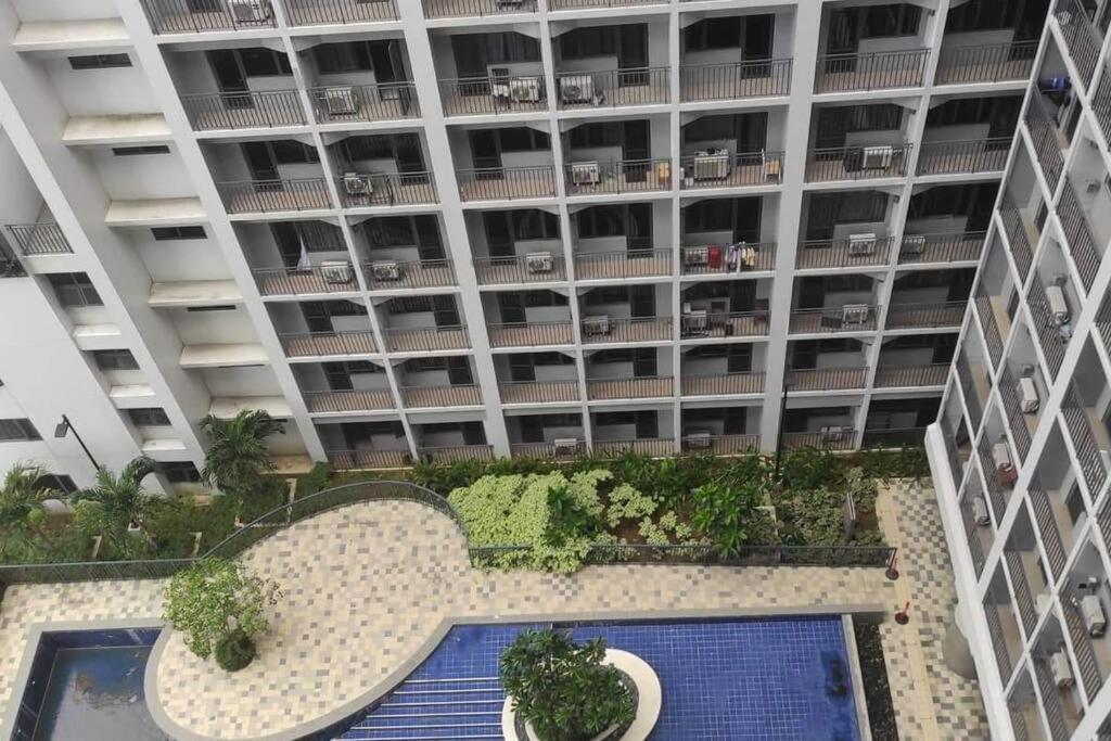 Moa Shore 2 1br With Balcony Wifi Netflix Pool 4pax Apartment