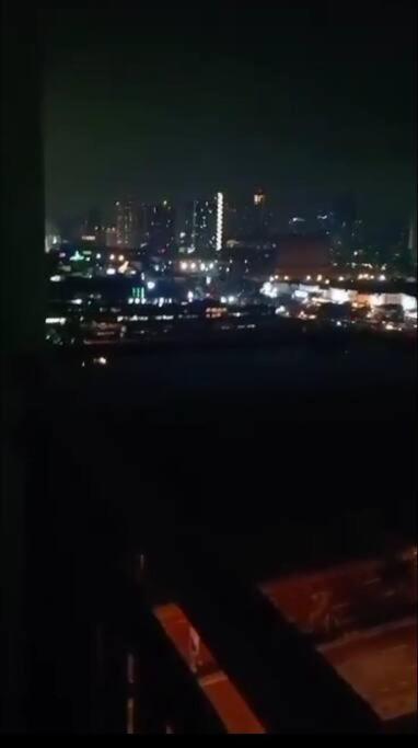 Moa Shore 2 1br With Balcony Wifi Netflix Pool 4pax Manila