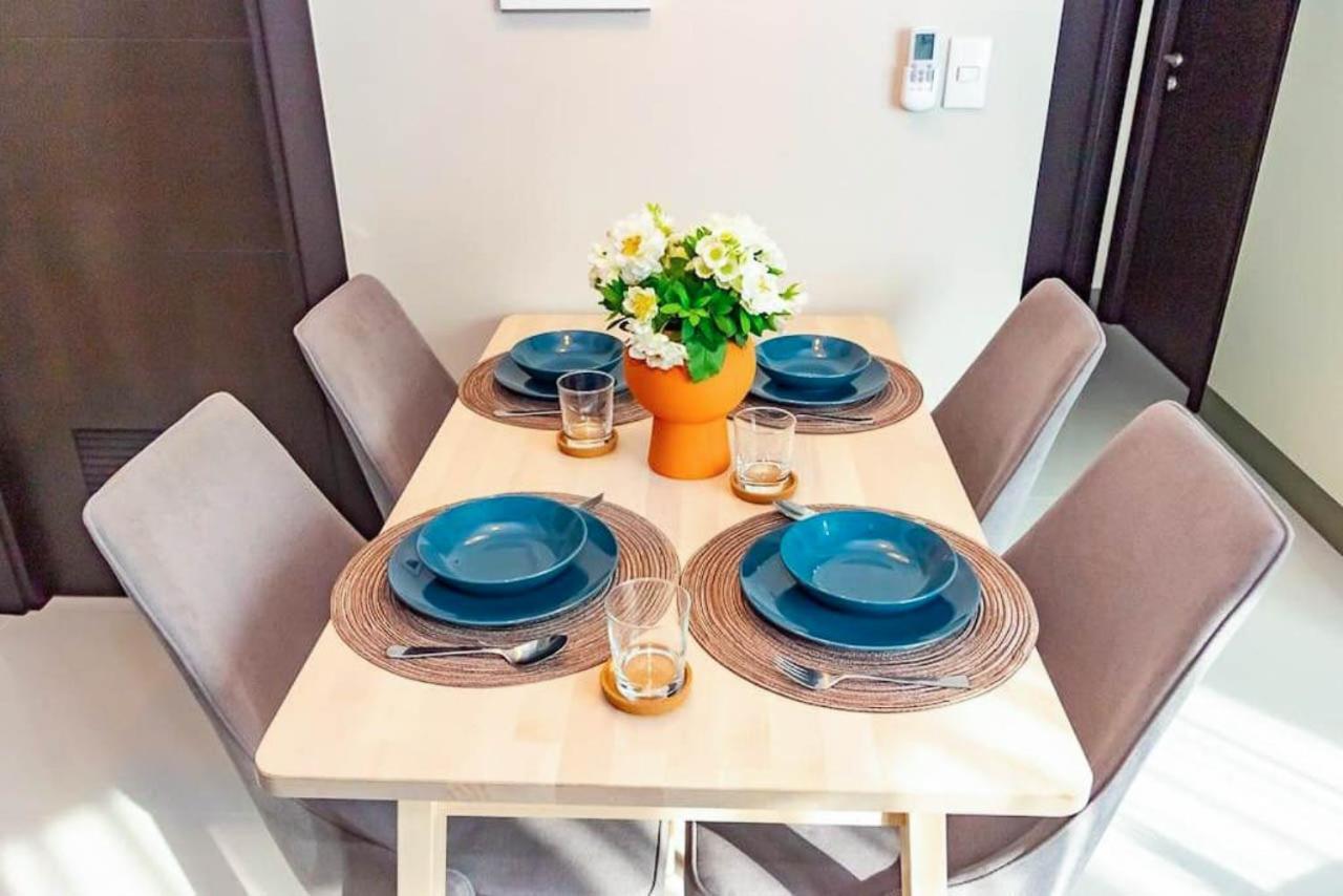 At Uptown Parksuites Ii Uptown Bgc Apartment Manila