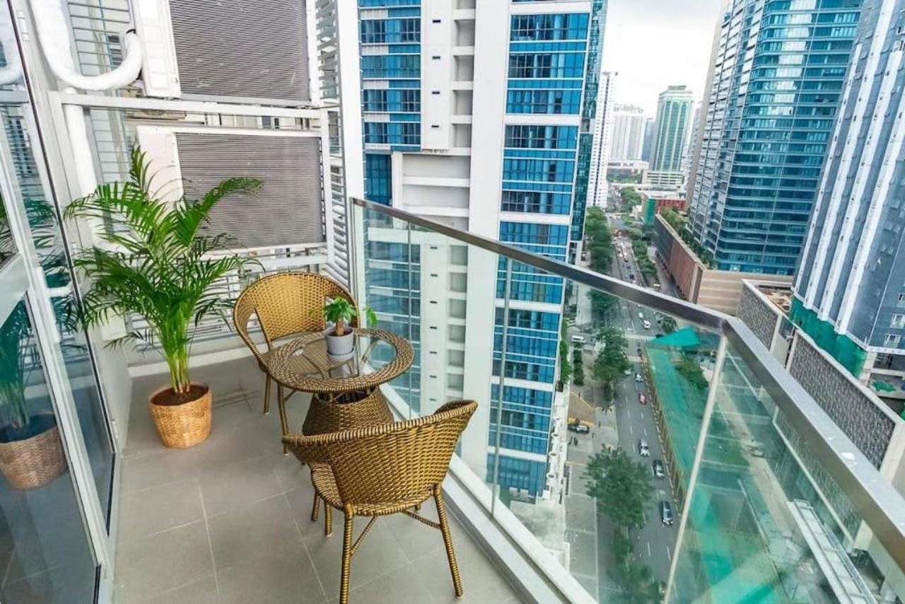 At Uptown Parksuites Ii Uptown Bgc Apartment