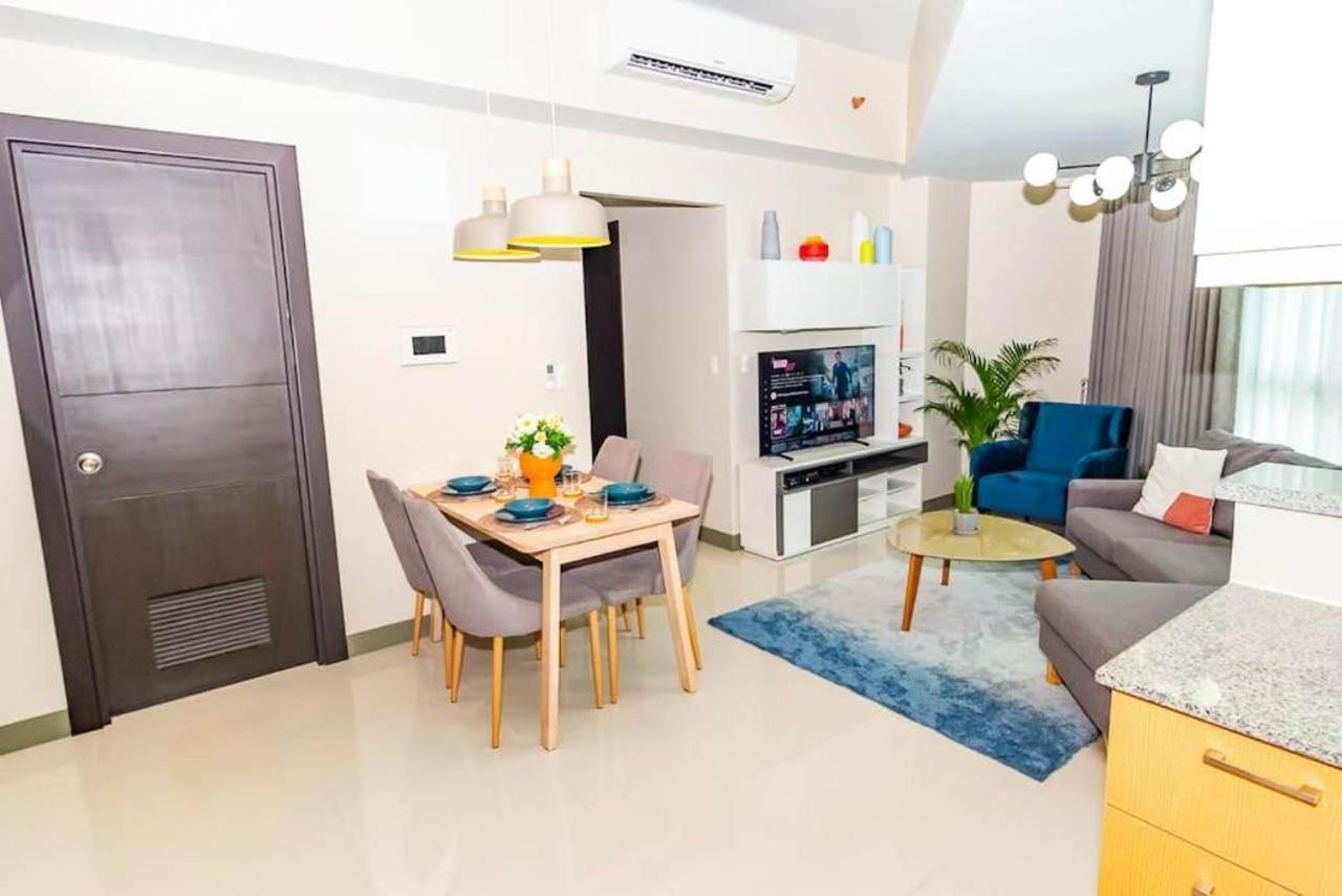 At Uptown Parksuites Ii Uptown Bgc Manila