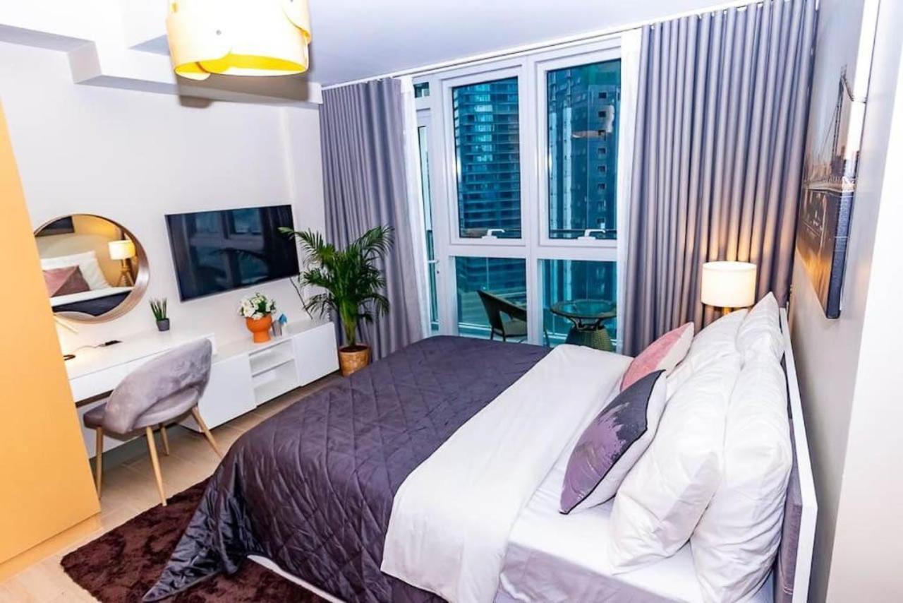 At Uptown Parksuites Ii Uptown Bgc * Manila