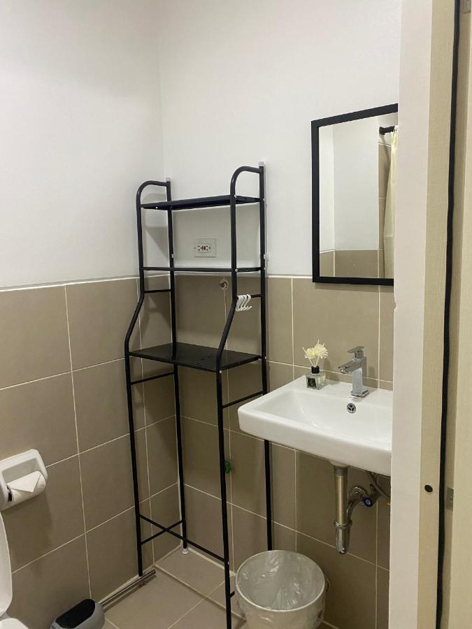 Apartment 1br Unit In South Pinas With Wifi & Netflix Manila
