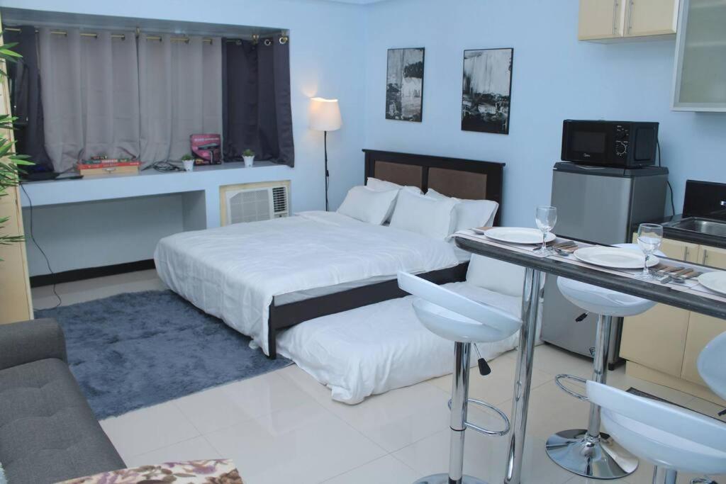 A2j Executive Near Venice Mall Bgc Apartment Manila