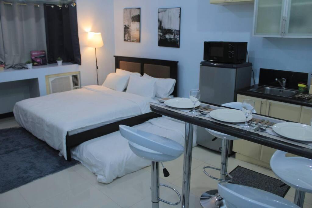 Apartment A2j Executive Near Venice Mall Bgc Manila