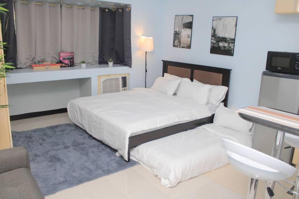 Apartment A2j Executive Near Venice Mall Bgc *