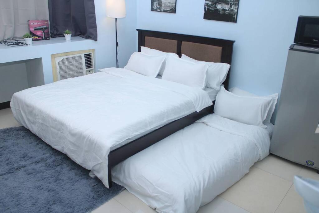 Apartment A2j Executive Near Venice Mall Bgc *