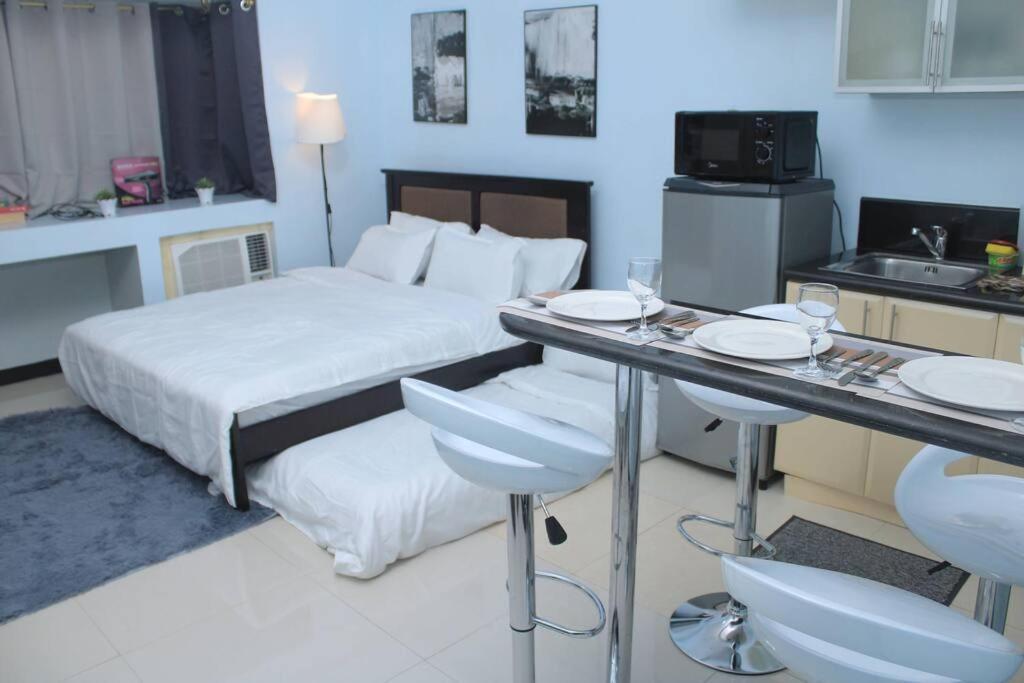 Apartment A2j Executive Near Venice Mall Bgc *