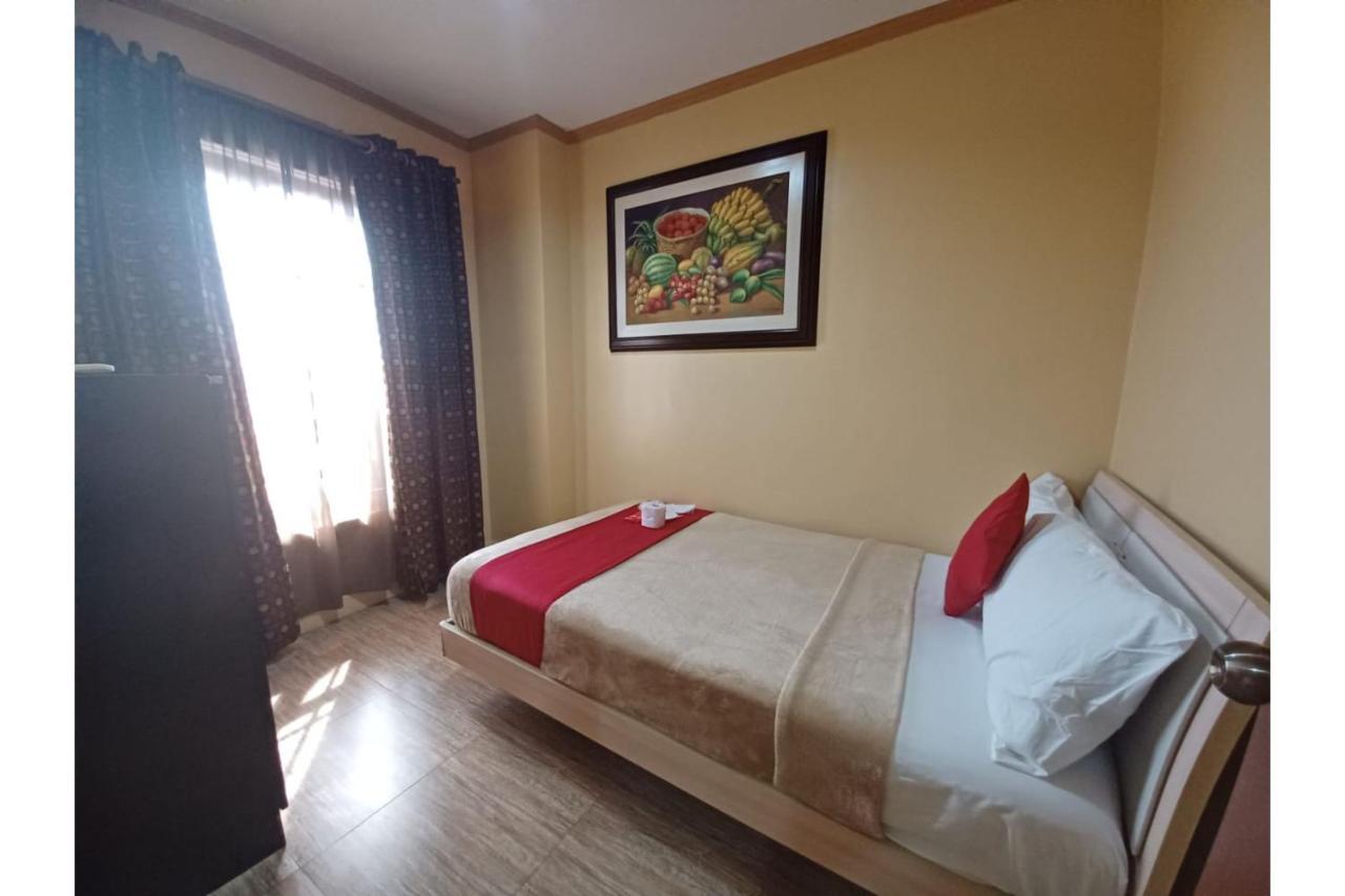 Hotel Oyo 908 Silverio Suites 2*