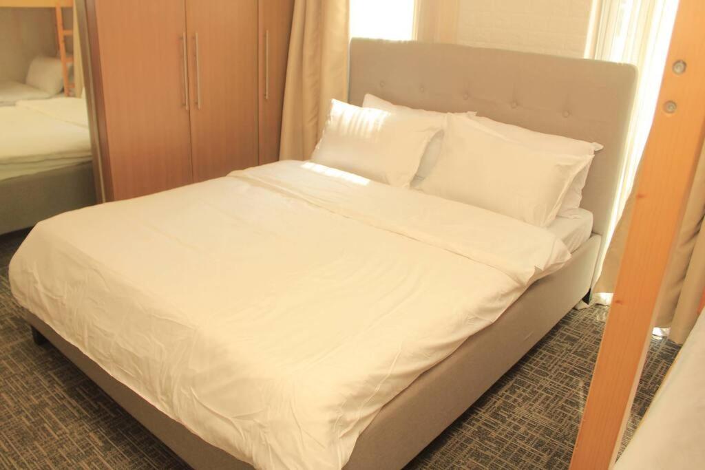 A2j Luxury 1br Balcony Near Venice Mall Bgc Apartment