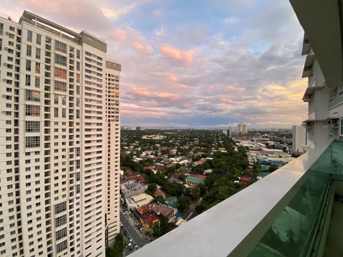 Apartment Family Size Staycation In Makati With New Year's Firework Balcony View Manila