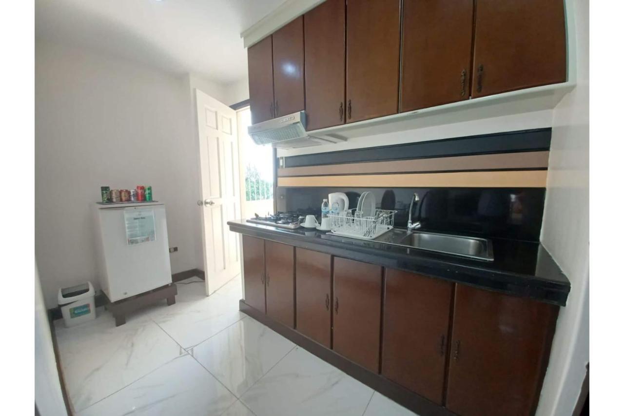 Hotel Oyo 908 Silverio Suites