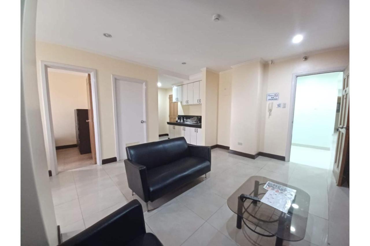 Hotel Oyo 908 Silverio Suites