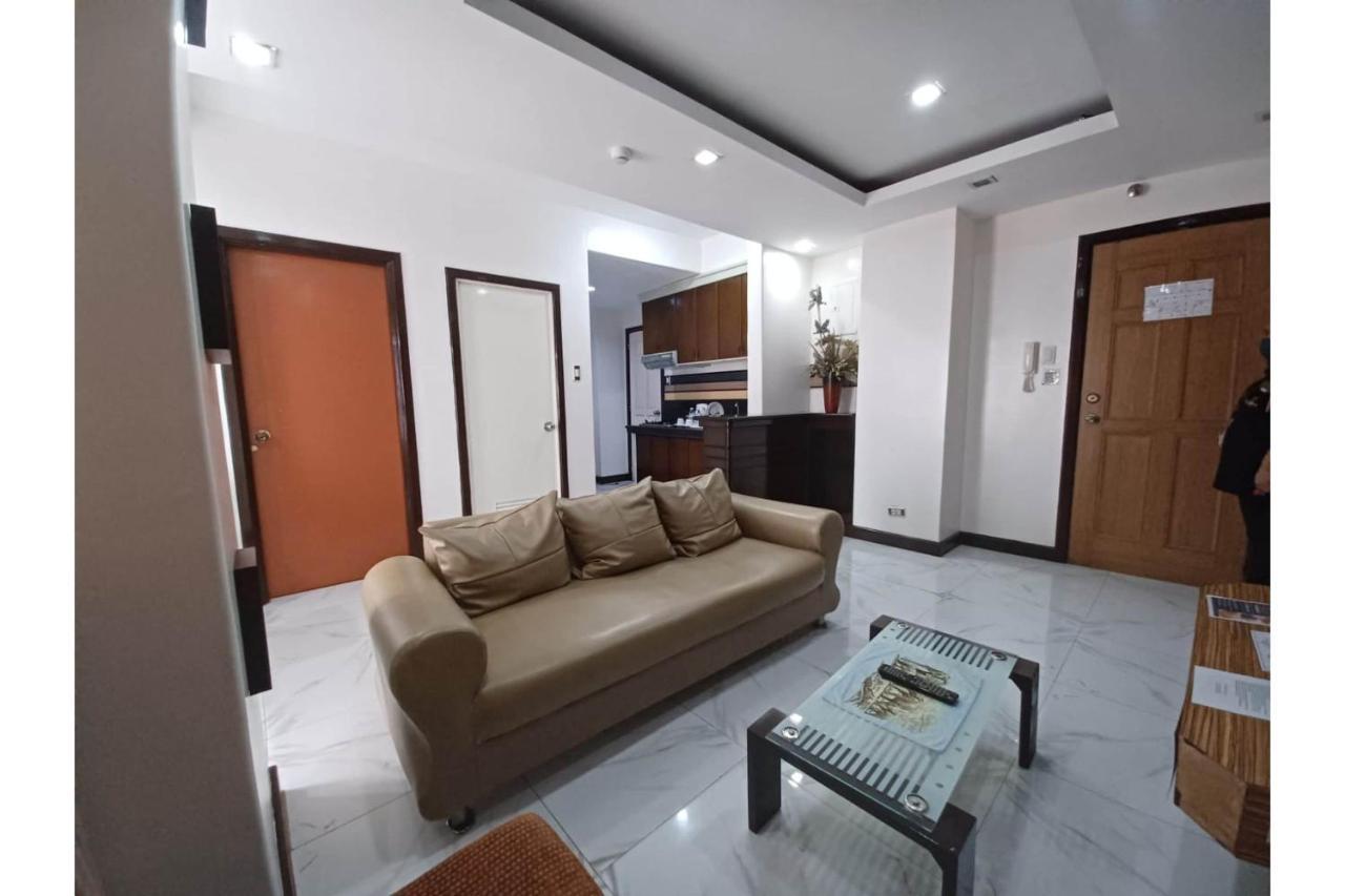 Hotel Oyo 908 Silverio Suites