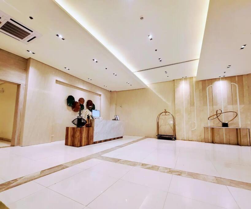House Of B&y At 101 Newport Across Naia T3