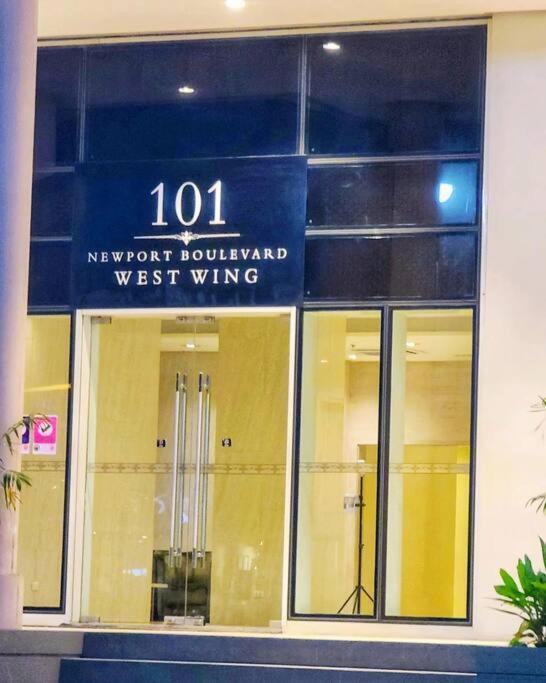 House Of B&y At 101 Newport Across Naia T3 *