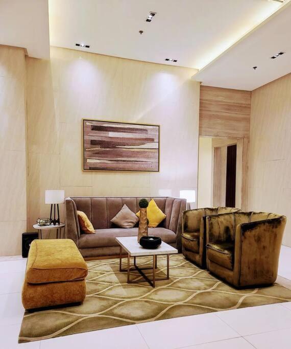 House Of B&y At 101 Newport Across Naia T3