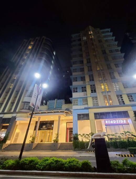 Apartment House Of B&y At 101 Newport Across Naia T3