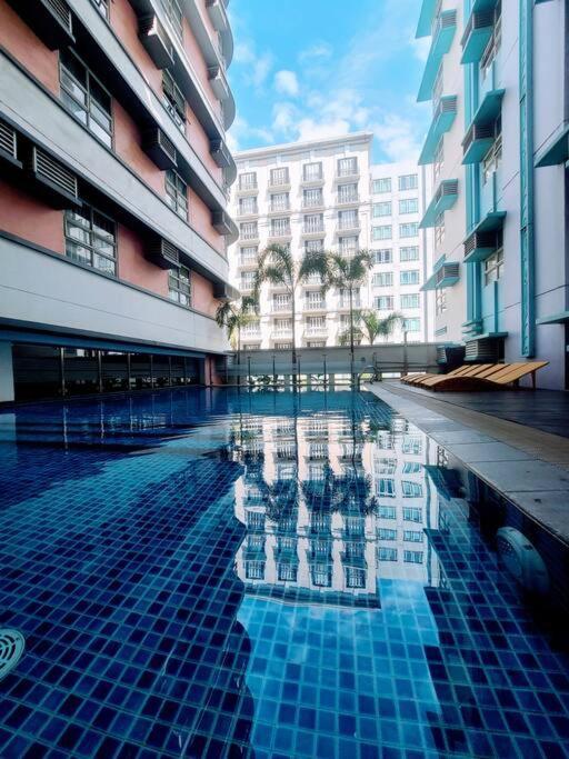 House Of B&y At 101 Newport Across Naia T3 Apartment *