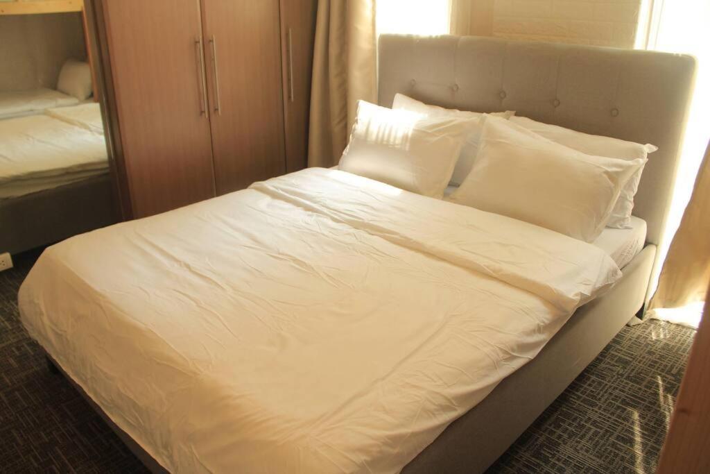 Apartment A2j Luxury 1br Balcony Near Venice Mall Bgc Manila