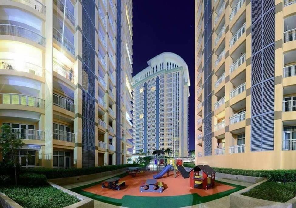 A2j Luxury 1br Balcony Near Venice Mall Bgc * Manila