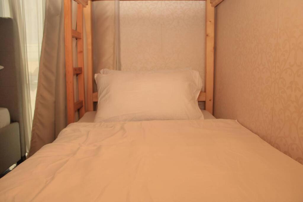 Apartment A2j Luxury 1br Balcony Near Venice Mall Bgc *