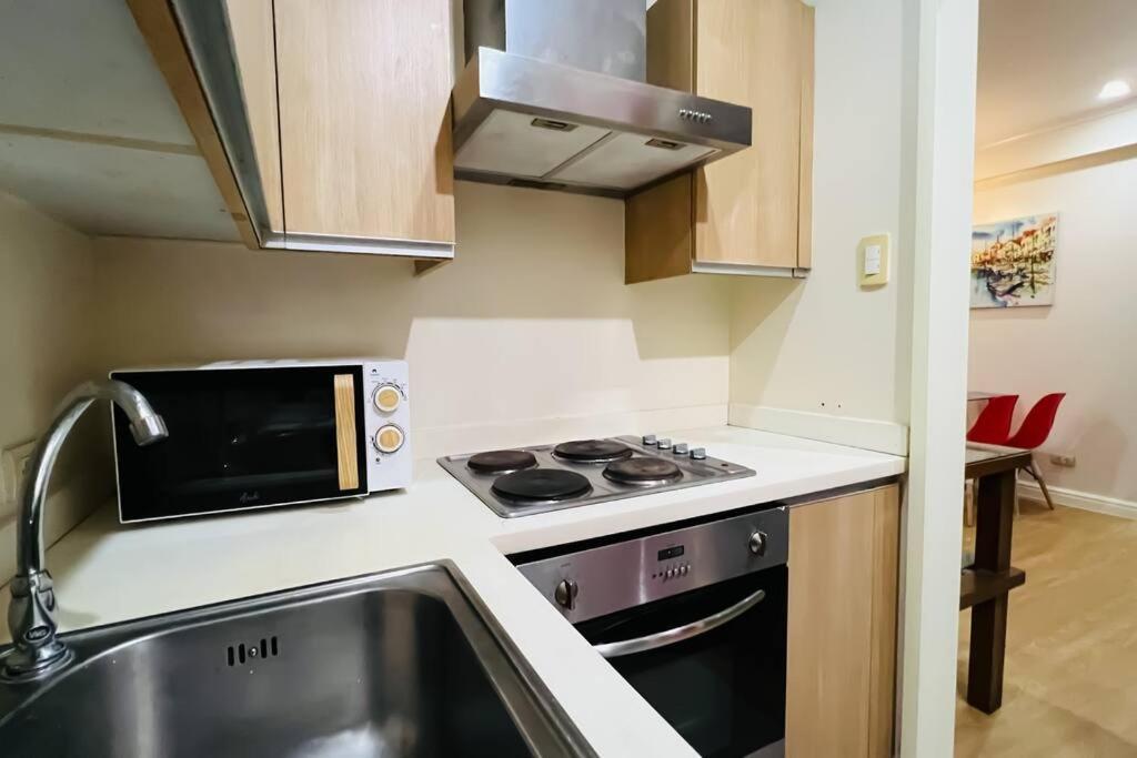 Bgc 2br Near Sm Aura With Free Parking & Wi-fi