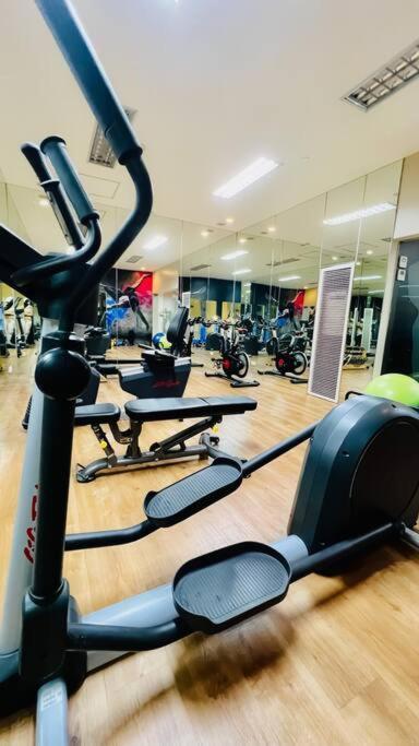 Apartment Bgc 2br Near Sm Aura With Free Parking & Wi-fi