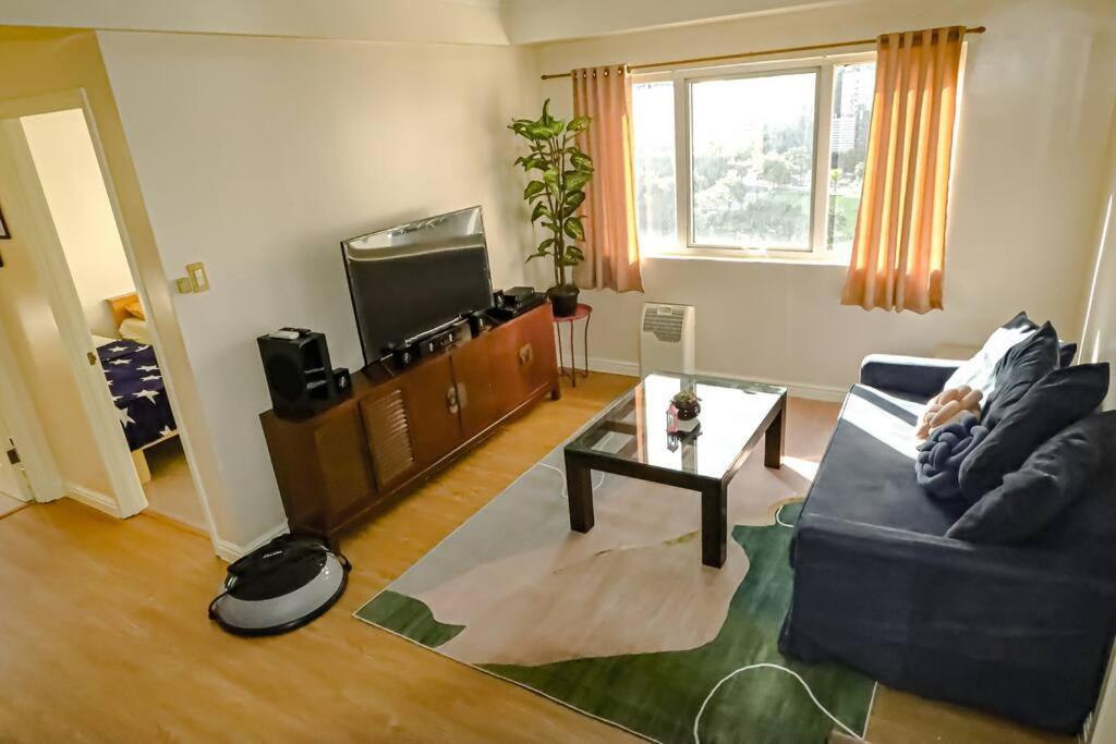 Bgc 2br Near Sm Aura With Free Parking & Wi-fi Manila