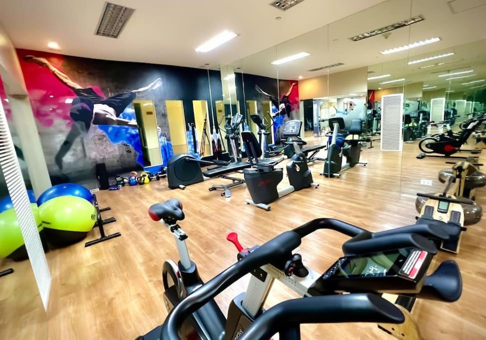 Bgc 2br Near Sm Aura With Free Parking & Wi-fi