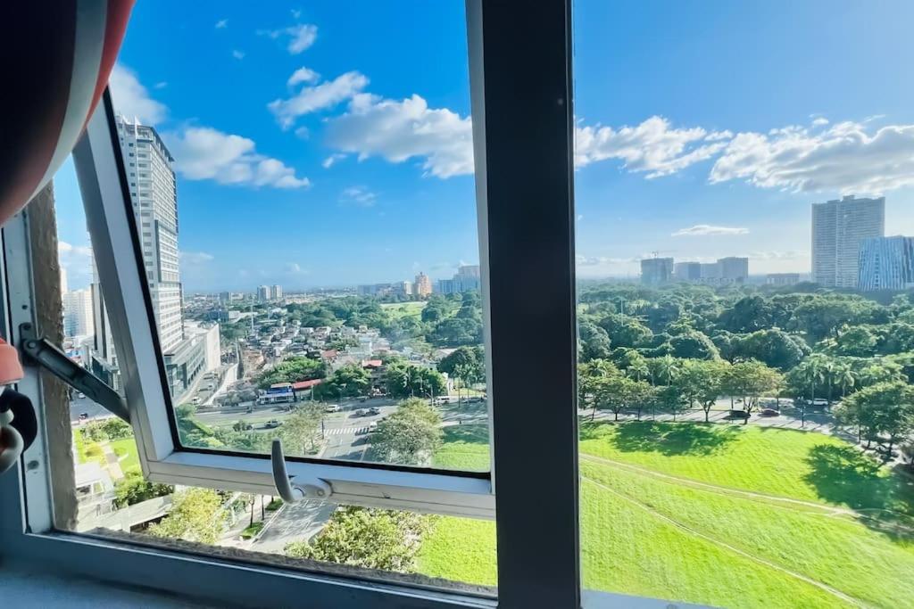 Apartment Bgc 2br Near Sm Aura With Free Parking & Wi-fi *