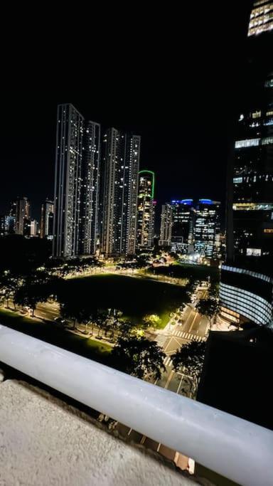 Bgc 2br Near Sm Aura With Free Parking & Wi-fi * Manila