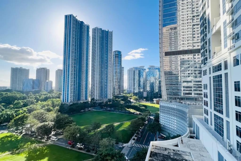 Bgc 2br Near Sm Aura With Free Parking & Wi-fi Manila
